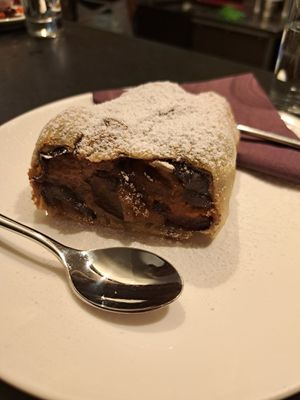 Vegan strudel at Strudel Cafe Kröll in Innsbruck
