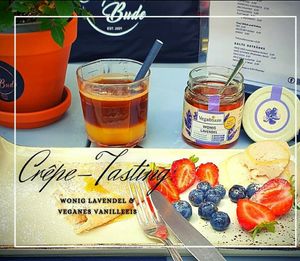 Und direkt ausprobiert: Veganer Crêpe mit Wonig Lavendel und veganem Vanilleeis.... mhhh!!!!😋 Und dazu ein Freshpresso Orange mit Sanddornsirup und frischem O-Saft (vegan)....  at Die Crêpe Bude - Café Crêpes und Mehr in Cologne