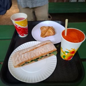 Sandwich vegan : que des légumes 🫤, thé tropical, smoothie papaye at Mon in Manuel Antonio