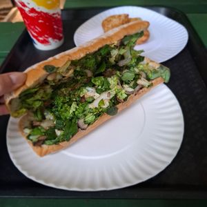 Intérieur sandwich vegan : salade, oignons, champignons. Plutôt fade 🫤. 4200 colones at Mon in Manuel Antonio