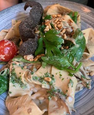 Cremige Pappardelle mit Steinpilzen
sautiertem Blattspinat, Schalotten, Knoblauch und gerösteten Pinienkernen
19,80 € at Restaurant Tilia in Bad Schandau