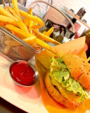 Vegan burger Greta: beyond meat, vegan cheese, guacamole, dried tomato confit, lettuce, vegetarian cereal bread + fries and ketchup
 at Goiko Grill in Oviedo