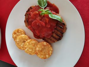 Veganes Steak mit Kartoffeltalern und hausgemachter veganer Paprikasoße at Restaurant Eifelhaus in Simmerath