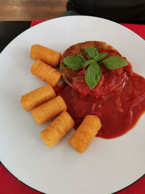 Gemüsefrikadelle mit Kroketten und hausgemachter veganer Paprikasoße at Restaurant Eifelhaus in Simmerath