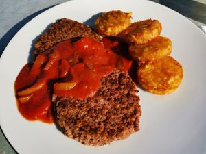 Vegane Taler mit hausgemachter Paprikasauce, Kartoffelrösties und Salatteller at Restaurant Eifelhaus in Simmerath