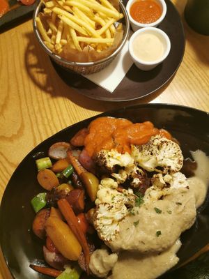Cauliflower "steak" with vegetables at Barbosa Bar & Kitchen in Lagos