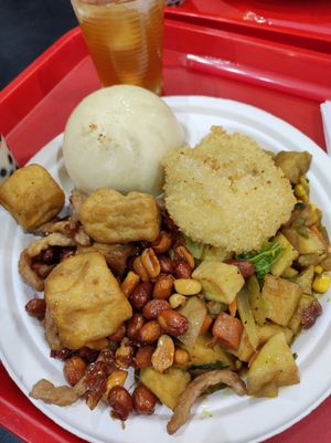 Bao, croqueta de papa, curry con papas y tofu con maní at Okinawa Comida Rapida in Santiago