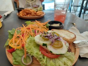 Ol-lin Burger con Ensalata y agua fresas.  bueno at L'ol-lin Vegan in Guadalajara