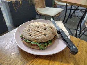 Avocado-Hummus at Daily Dose in Trier