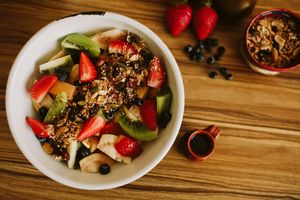 Lleno de color y sabor, nuestro coctel de frutas esta listo para ayudarte a empezar la mañana. at Pali Pali Alameda in Mexico City