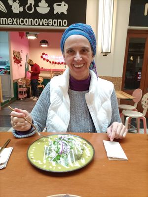 Enchiladas en salsa verde (no picante) rellenas de setas, elote y verduras, en tortillas de maíz azul y amarillo 😋 #Veganuary at Pali Pali Alameda in Mexico City