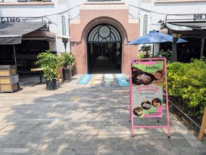 Entrance to the building in which the restaurant is located at Pali Pali Alameda in Mexico City