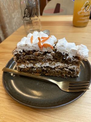 Cake de zanahoria 🥕 Bueno Pero Un Poco Dry   at Pali Pali Alameda in Mexico City