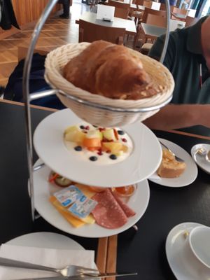 Tray with the order (vegan breakfast at the bottom) at Funkhaus in Cologne