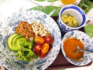 Quinoa, lentejas, frutos secos, tomate cherry, brécol, salsa de mango, macedonia frutas at Jardín Secreto in Madrid
