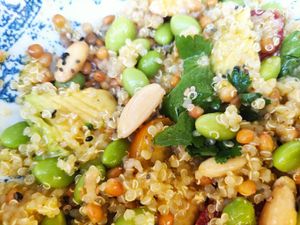 Edamame, chía, semillas, cilantro lentejas, almendras, tomates cherry, quinoa at Jardín Secreto in Madrid