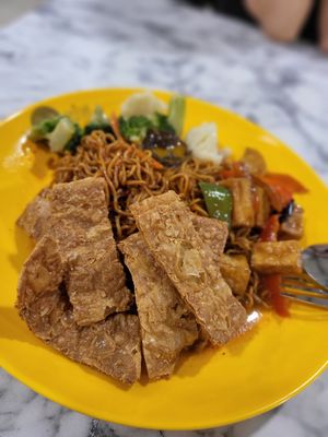  at Unicuz Vegetarian 宏缘素食 - Aperia Mall in Central Singapore