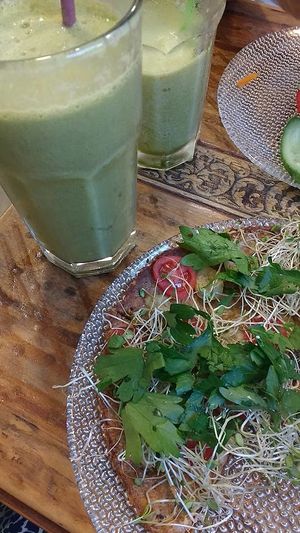 yummy raw pizza at Neroli in Tel Aviv