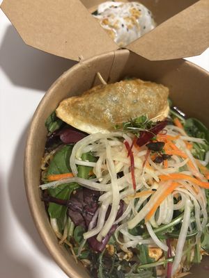 Unfassbar lecker🥰 bei jedem Besuch in Köln ist es mir einen Besuch hierher wert. Man kann sogar online bestellen (zB. per lieferando). Allerdings empfehle ich einen Besuch vor  at Zen Chay 2  in Cologne