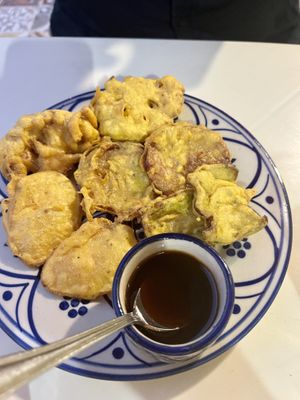 Vorspeise: frittiertes Gemüse. Dazu eine Sauce zum Dippen  Es war super lecker.   at Bombay Masala in Bugibba