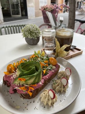 La “Forest Toast”. Delicious😄9,50€ or so in Sep/2022. It’s huge  at Wowzer Brunch and Coffee in Castelldefels