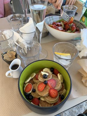 סלט יווני טבעוני ופנקייק שיבולת שועל טבעוני  at Karma in Lefkada