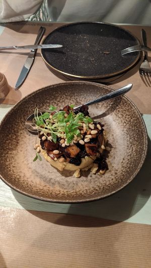 Starter: warm hummus with mushrooms   at TERRA in Funchal