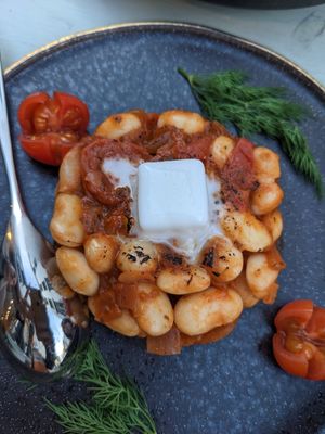 Gigantes Plaki: haricots blancs, sauce tomate, feta at TERRA in Funchal