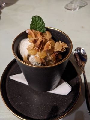 Sundae: crème glacée maison, coconut caramélisé, compote ananas et gingembre at TERRA in Funchal