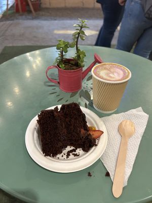 Bolo de chocolate e capuccino vegano (feito com leite de amêndoas).   at Supanta in Lima