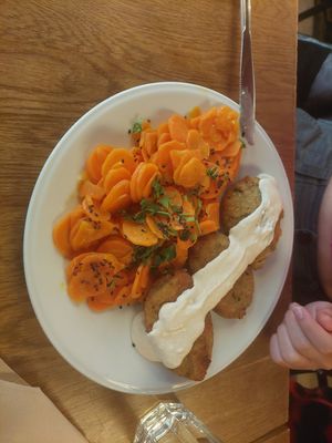 Swedish chops with spinach and potatoes at Green Way - Food For Life in Sopot