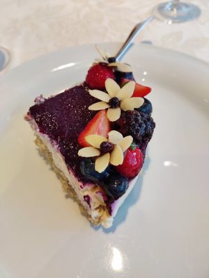 Torta senza glutine su ordinazione al limone e frutti di bosco at Animo Cucina Naturale in Brescia