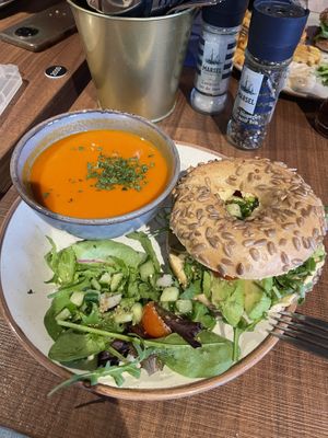 Bagel Avocado und Tomatensuppe  at WASBAR in Bruges