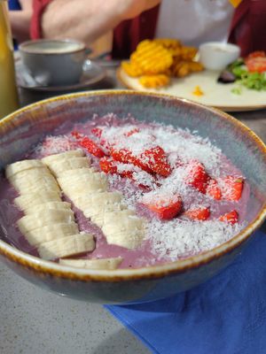 Acai bowl without the granola to make it gluten free at WASBAR in Bruges