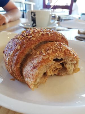 Detall del croissants de frankfurt de tofu at Veritas in Altafulla
