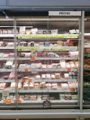 Neveres amb productes vegans ecològics at Veritas in Altafulla