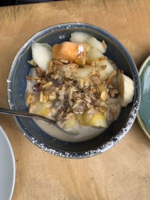 Gretchens Müsli-Bowl selbstgemachte Birchermüsli mit viel Obst (ist schon gegessen)  at Gretchens Villa in Hamburg