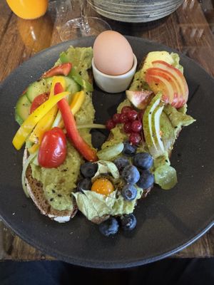 Leckeres Essen! Eigentlich ohne Ei bestellt, aber das wurde weitergegeben, an Sitznachbarn. 👍🏻😂  at Kaefers in Hartberg