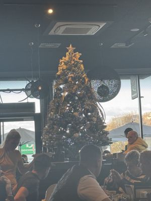 Weihnachtliches Ambiente (Foto leider gegen Licht geschossen)  at Kaefers in Hartberg