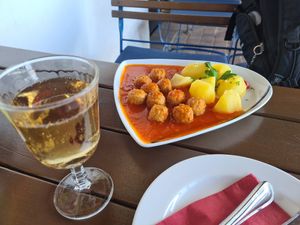 Vegan meatballs with potatoes and tomato sauce at Café Winuwuk in Bad Harzburg