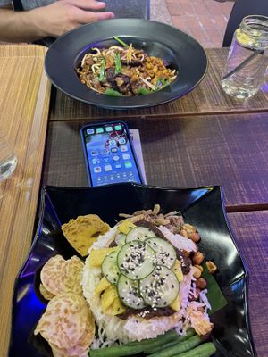 Nasi Lemak und Flat noodles mit Sojasoße   at Hijau - 绿 in Kuala Lumpur