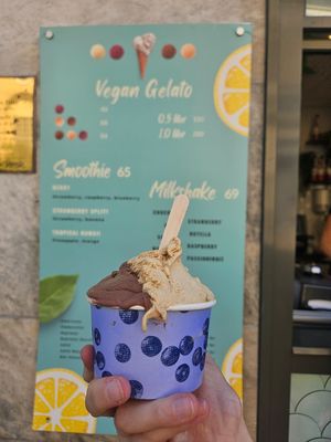 Chocolate and caramel flavours, medium sized cup at Pozzetti Gelato in Gothenburg