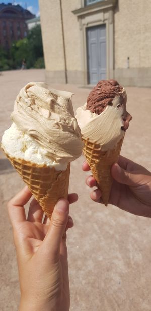 Vegan cone, vanilla, salted caramel and chocolate😋 at Pozzetti Gelato in Gothenburg