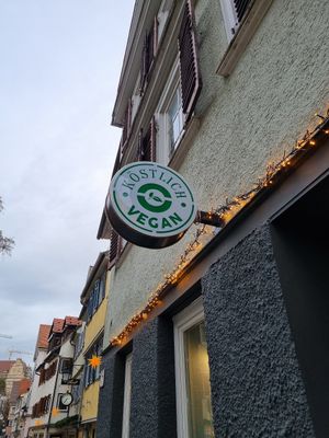 The sign on the door at Köstlich Vegan in Tubingen