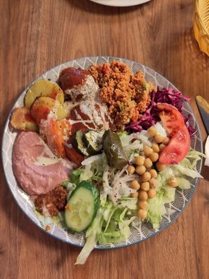Köfte Teller at Köstlich Vegan in Tubingen