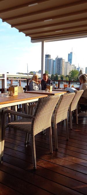 Sitzen draußen. at Ufertaverne in Vienna