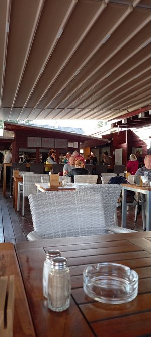 Auch werden Cocktails angeboten. at Ufertaverne in Vienna