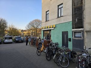Some outdoor seating at Frituur Tina in Antwerpen