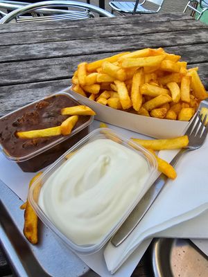 Stoofvlees sauce and veganaise at Frituur Tina in Antwerpen