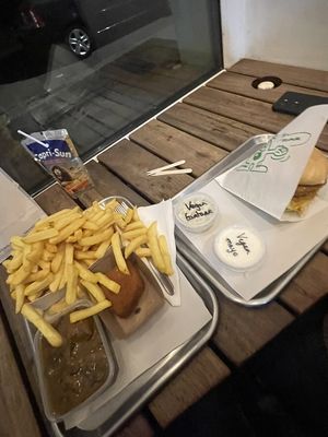 Vegan stoofvlees, vegan hamburger, vegan kaaskroket, vegan mayo & tartaar  at Frituur Tina in Antwerpen